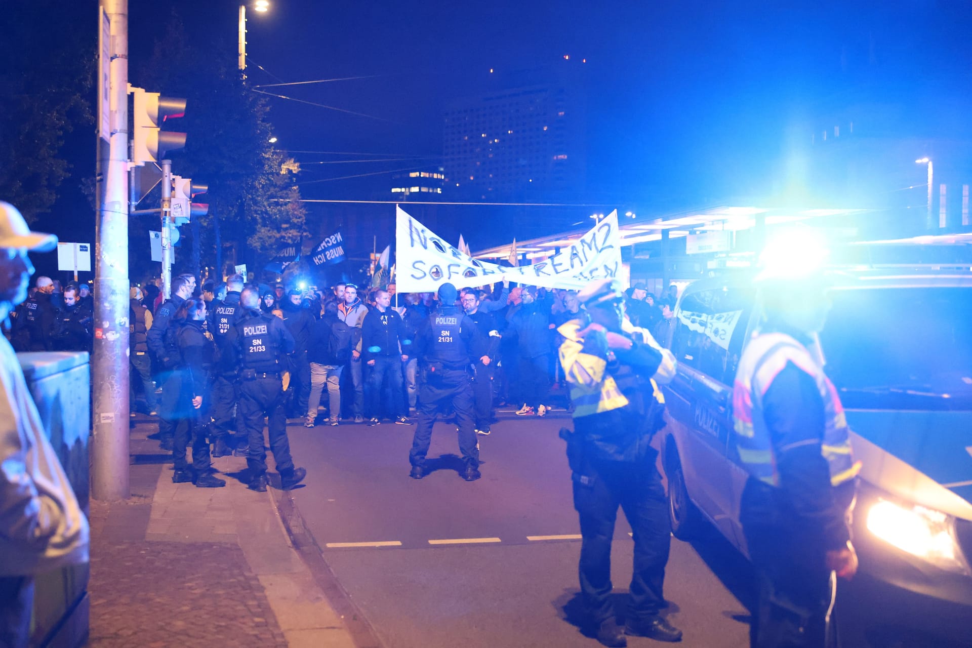 Protest gegen Energiepolitik in Leipzig am Montagabend: Eine Gruppe aus der Demonstration soll Gegendemonstranten angegriffen haben.