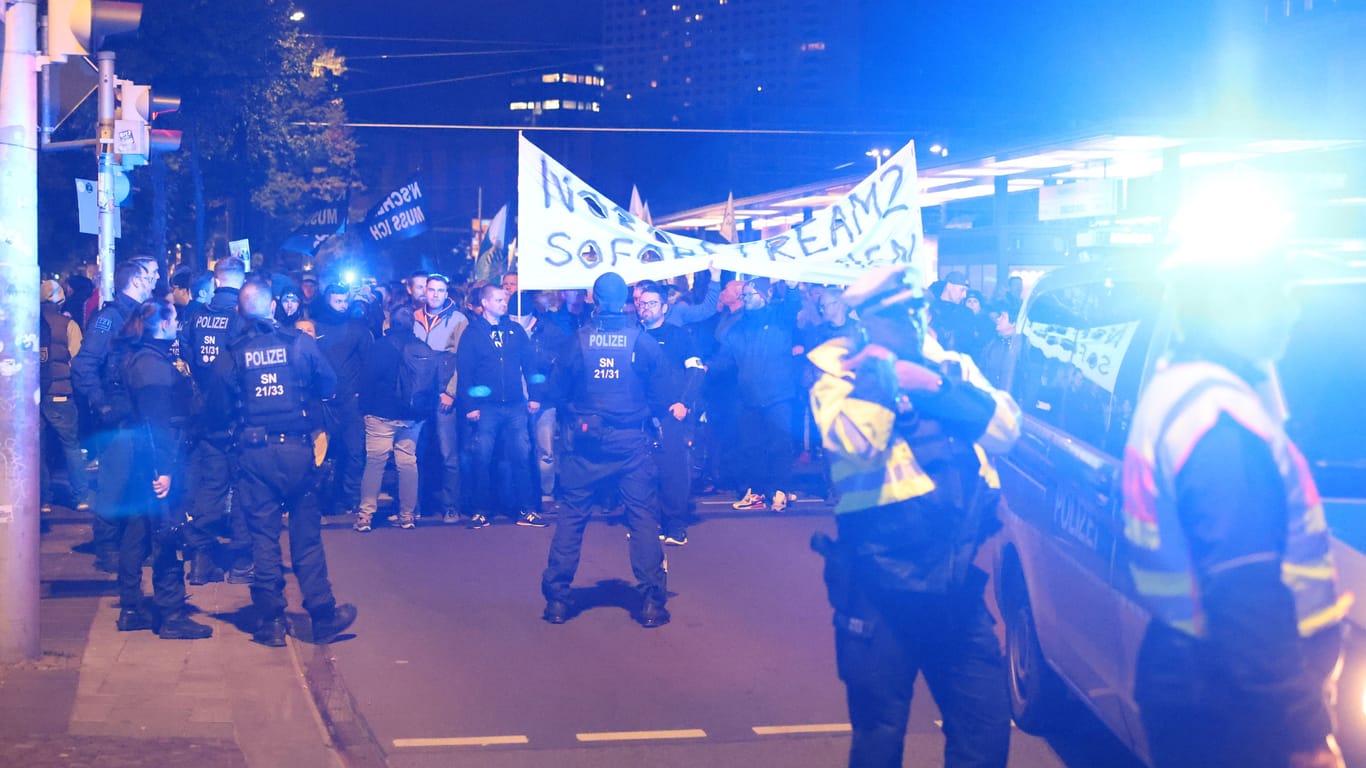 Protest gegen Energiepolitik in Leipzig am Montagabend: Eine Gruppe aus der Demonstration soll Gegendemonstranten angegriffen haben.