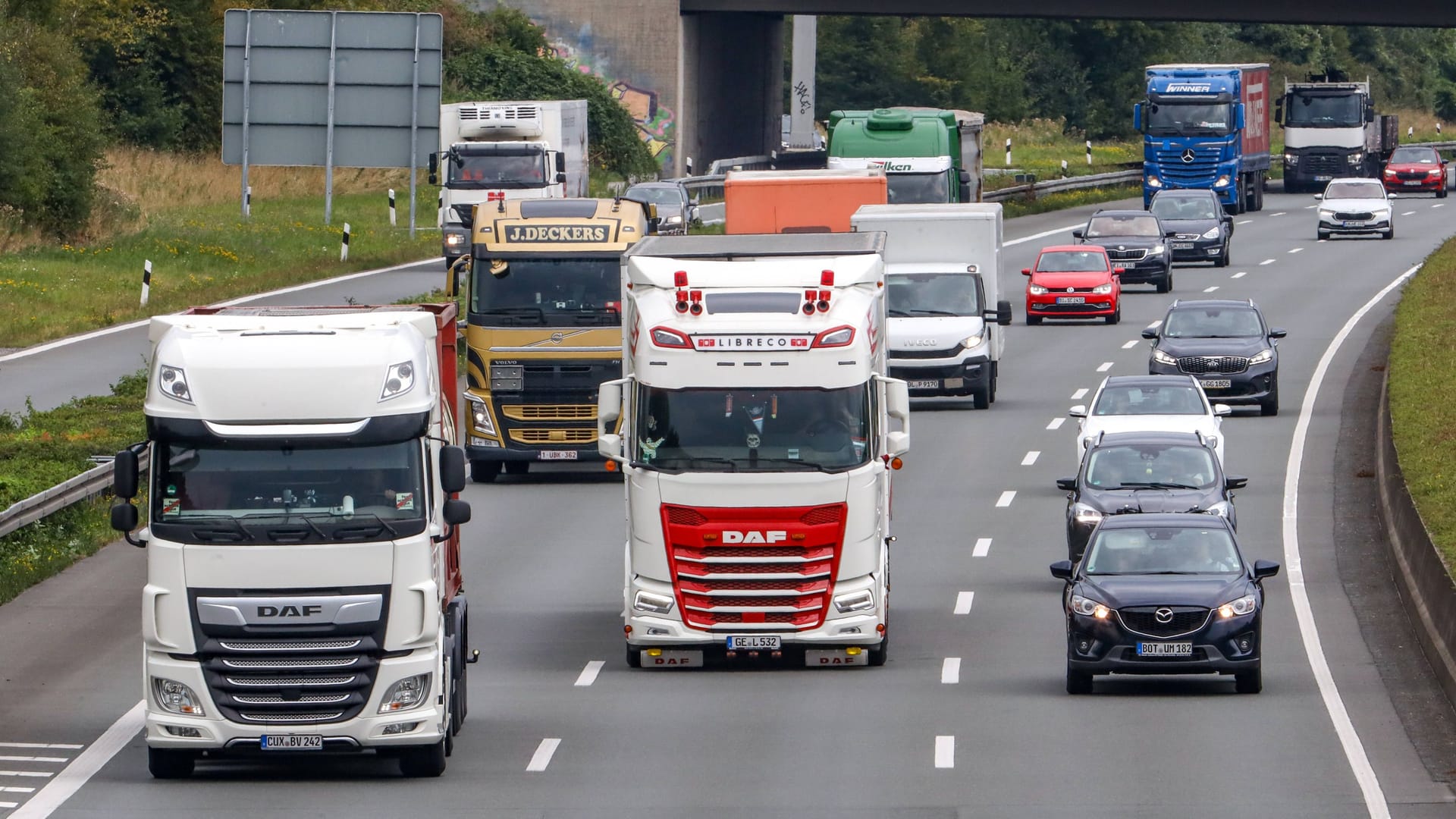 Mehrere Lkws und Autos fahren auf der A1 (Symbolbild): Bei einem Unfall wurden zwei Personen verletzt, einer von ihnen schwer. Mehrere Lkws und Autos fahren auf der A1 (Symbolbild): Bei einem Unfall wurden zwei Personen verletzt, einer von ihnen schwer.