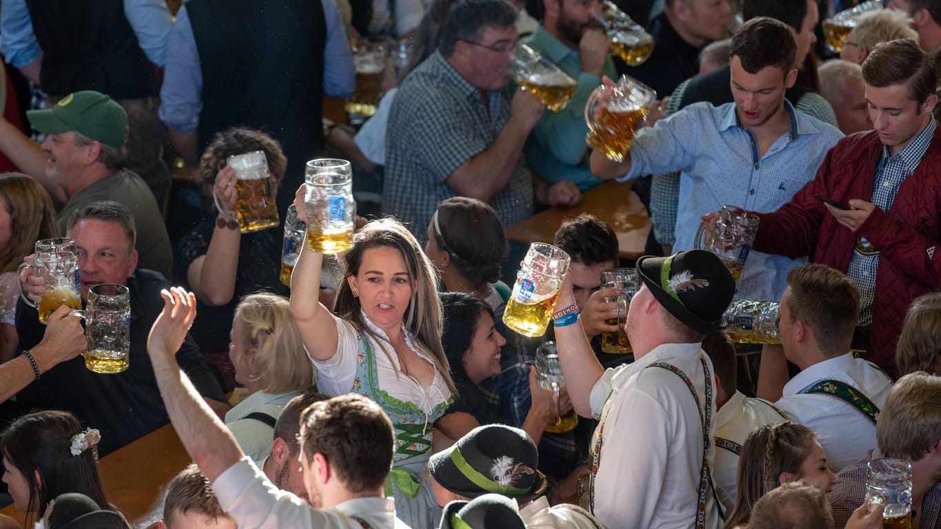 Dichtes Gedränge im Festzelt der Augustiner-Brauerei (Archivbild): Das größte Volksfest der Welt findet ohne Coronaregeln statt.