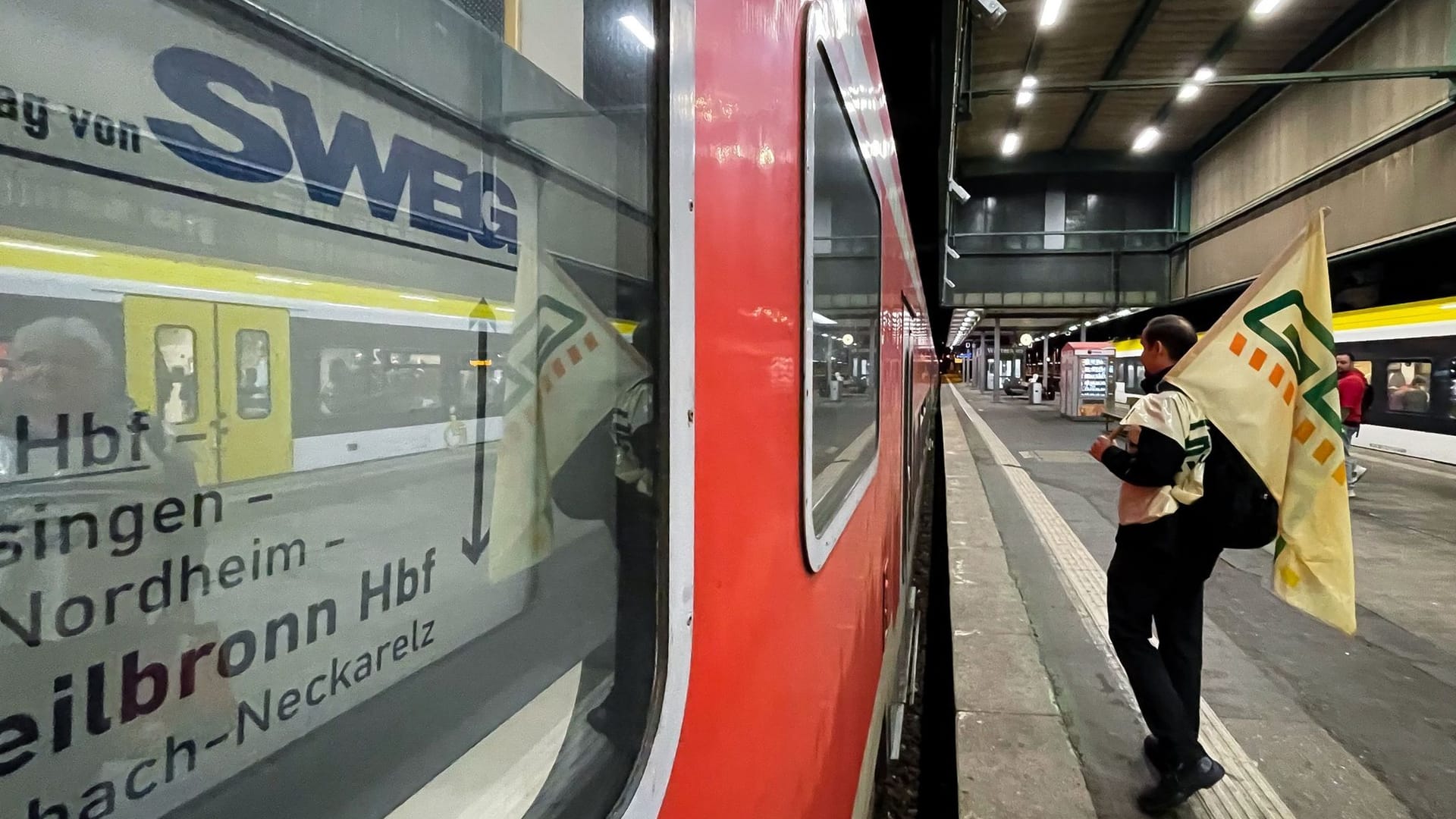 Angestellte streiken an einem Bahngleis am Stuttgarter Hauptbahnhof (Archivbild): Erst vor knapp eineinhalb Wochen hatte ein Streik in Stuttgart zu Ausfällen geführt. Angestellte streiken an einem Bahngleis am Stuttgarter Hauptbahnhof (Archivbild): Erst vor knapp eineinhalb Wochen hatte ein Streik in Stuttgart zu Ausfällen geführt.