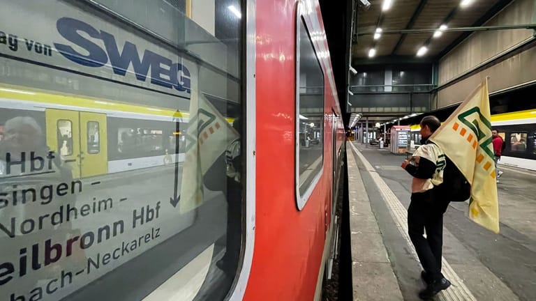 Angestellte streiken an einem Bahngleis am Stuttgarter Hauptbahnhof (Archivbild): Erst vor knapp eineinhalb Wochen hatte ein Streik in Stuttgart zu Ausfällen geführt.