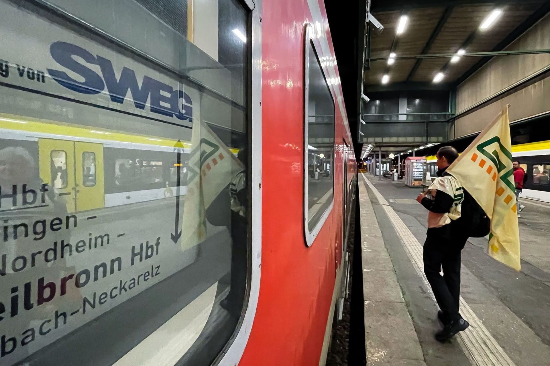 Angestellte streiken an einem Bahngleis am Stuttgarter Hauptbahnhof (Archivbild): Erst vor knapp eineinhalb Wochen hatte ein Streik in Stuttgart zu Ausfällen geführt.