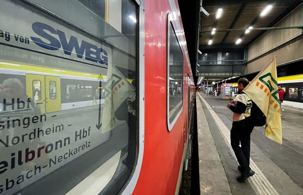 Angestellte streiken an einem Bahngleis am Stuttgarter Hauptbahnhof (Archivbild): Erst vor knapp eineinhalb Wochen hatte ein Streik in Stuttgart zu Ausfällen geführt.