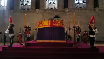 Dronningens kiste står for tiden i Westminster Hall.