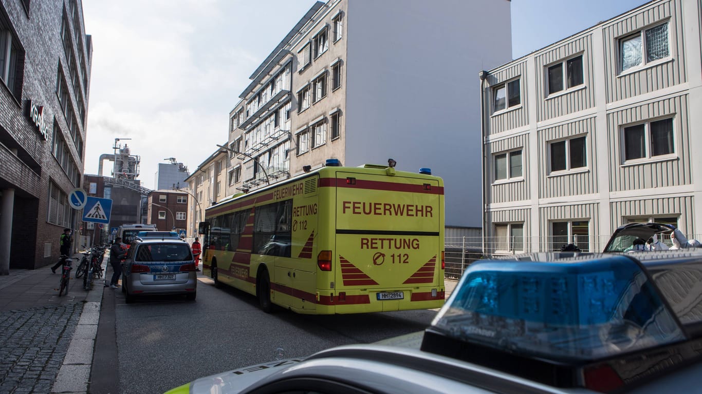 Ein Großraumrettungswagen der Feuerwehr Hamburg: Wegen des Wetters wurden die Flüchtlinge darin versorgt.
