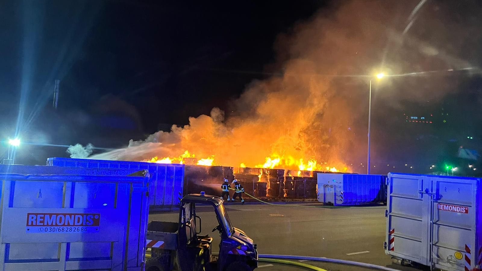 Auf dem Gelände von Tesla brennt es: Die Flammen schlagen in den Nachthimmel.