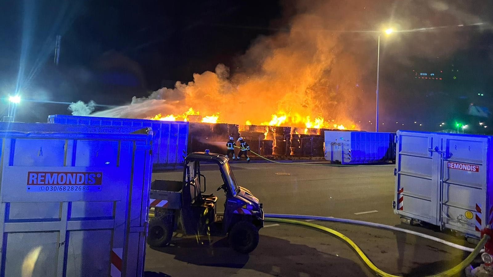 Auf dem Gelände von Tesla brennt es: Die Flammen schlagen in den Nachthimmel.