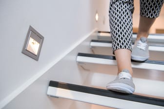 Stolpern vermeiden: Eine richtige Beleuchtung der Treppe ist eine wichtige Sicherheitsvorkehrung.