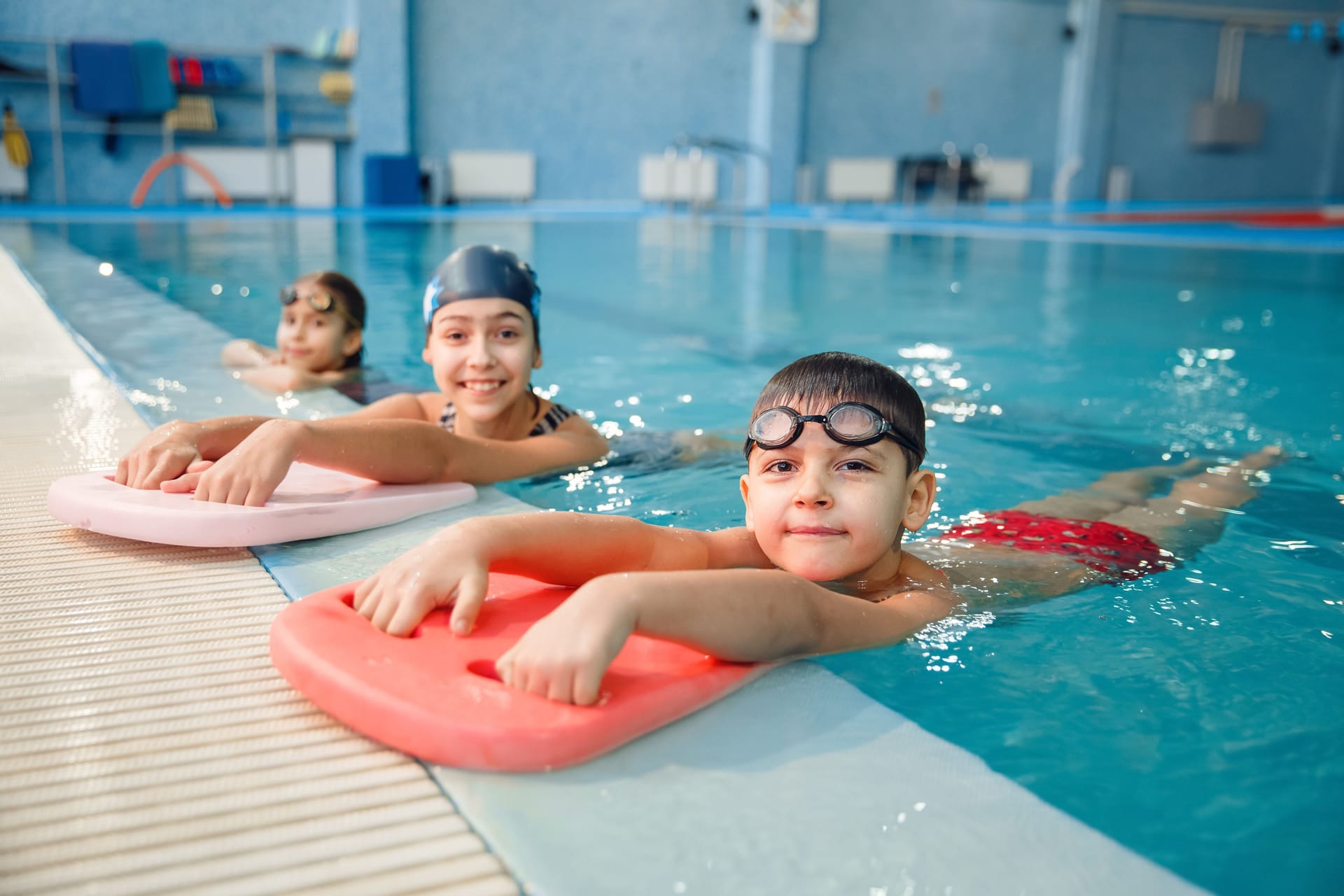 Kinder lernen Schwimmen (Archivbild): Die Deutsche Lebens-Rettungs-Gesellschaft warnt wegen sinkender Wassertemperaturen in Schwimmbädern vor mehr Nichtschwimmern.