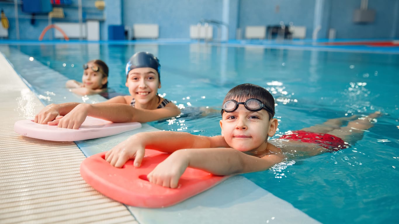 Kinder lernen Schwimmen (Archivbild): Die Deutsche Lebens-Rettungs-Gesellschaft warnt wegen sinkender Wassertemperaturen in Schwimmbädern vor mehr Nichtschwimmern.