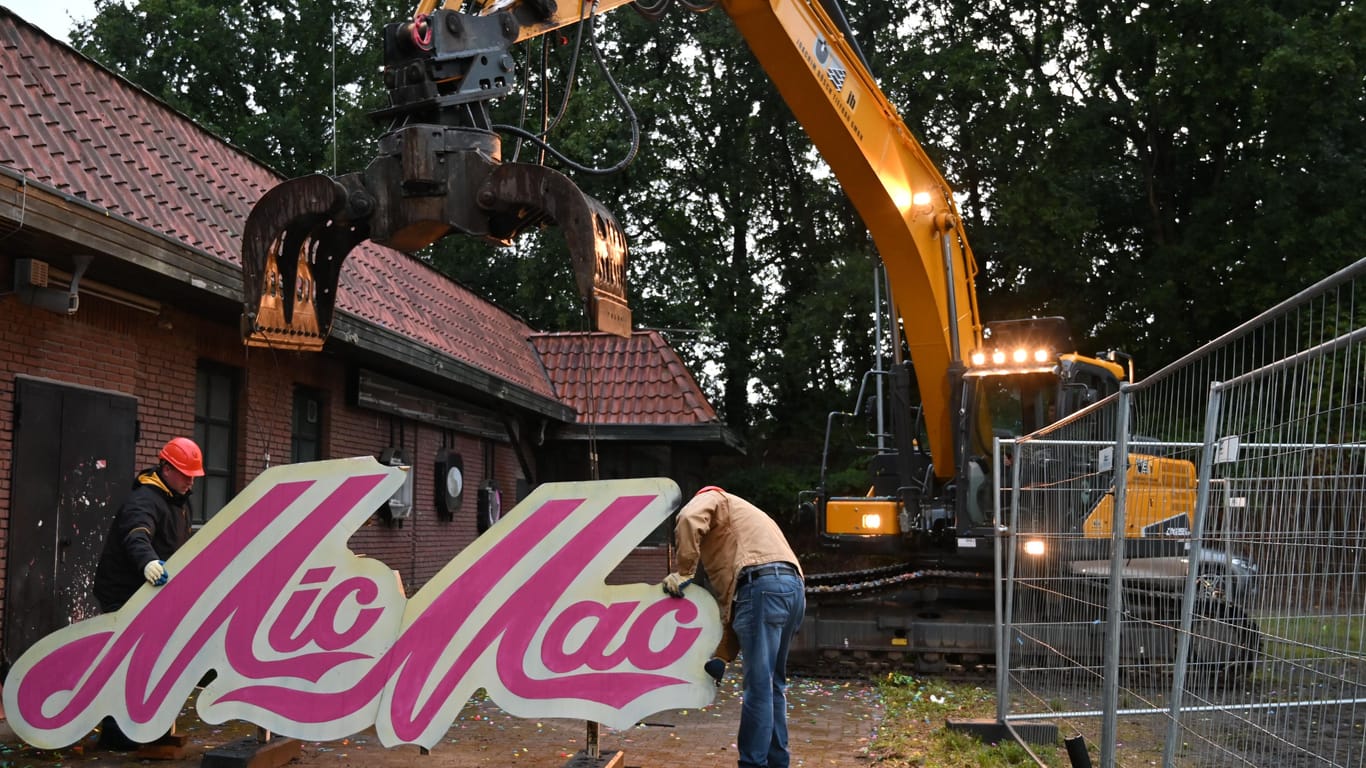 Aus für das MicMac in Moisburg: Am Freitag holten Arbeiter das Schild vom Dach der Kultdisco.