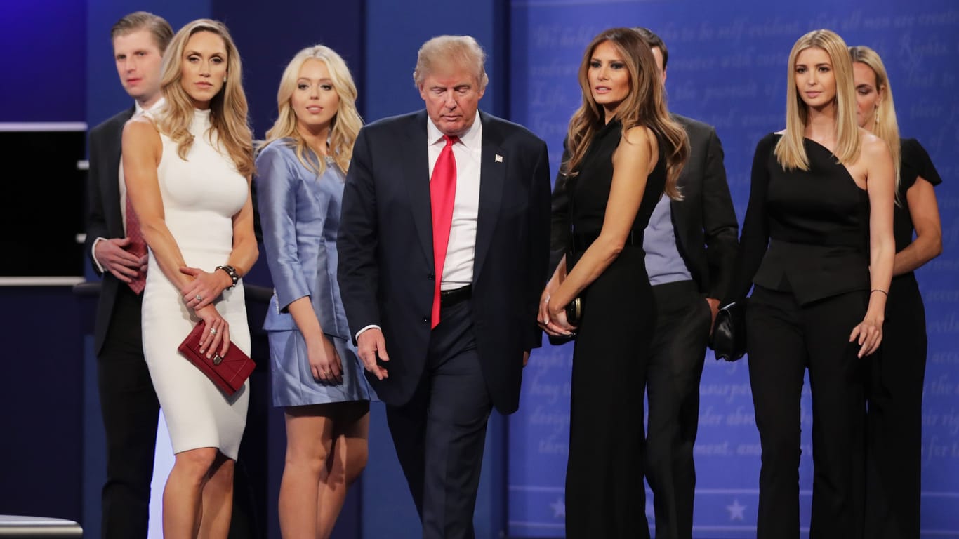 Eric Trump, Lara Trump, Vanessa Trump, Melania Trump, Jared Kushner, Ivanka Trump und Vanessa Trump im Oktober 2016 in Las Vegas.