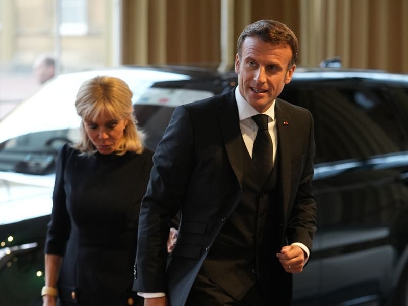 Frankreichs Präsident Emmanuel Macron und seine Frau Brigitte treffen am Buckingham Palace ein.