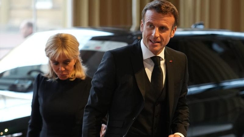 Frankreichs Präsident Emmanuel Macron und seine Frau Brigitte treffen am Buckingham Palace ein.