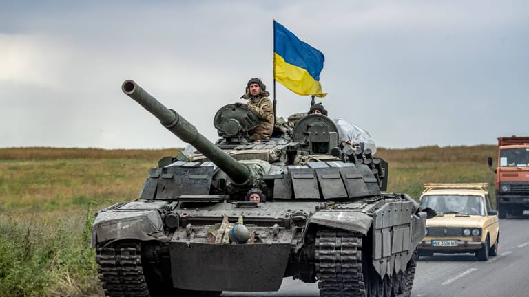 Ein ukrainischer Panzer nahe Charkiw: Die Ukraine kann in einigen Bereichen russische Truppen zurückdrängen.