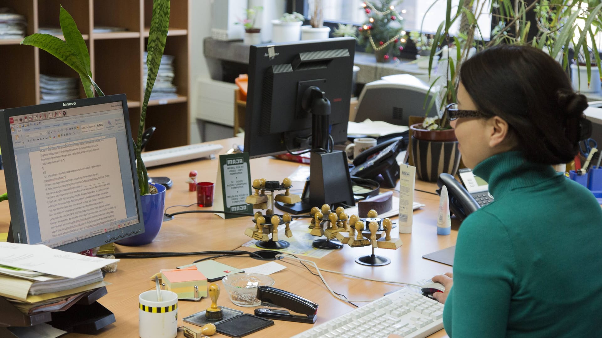 Eine Frau sitzt an einem Computer (Symbolbild): Mehrere Tage lang, konnten die Daten abgerufen werden. Eine Frau sitzt an einem Computer (Symbolbild): Mehrere Tage lang, konnten die Daten abgerufen werden.