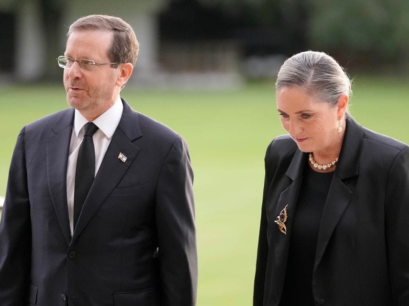 Isaac Herzog, Präsident von Israel, kommt mit Ehefrau Michal Herzog beim Empfang für Staatsoberhäupter und andere führende Persönlichkeiten im Buckingham Palast an.