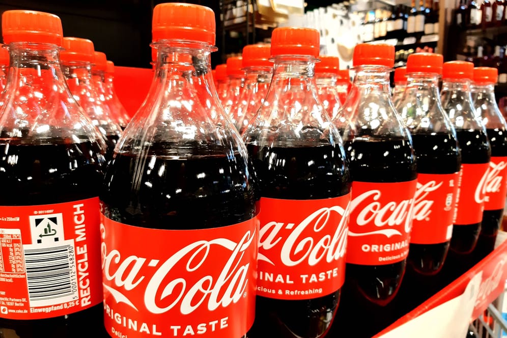 Coca-Cola-Flaschen im Supermarkt (Symbolbild): Zwischen dem Getränkeriesen und Edeka schwelt schon länger ein Streit um Einkaufskonditionen.