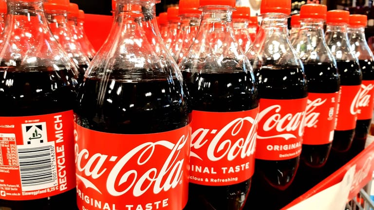 Coca-Cola-Flaschen im Supermarkt (Symbolbild): Zwischen dem Getränkeriesen und Edeka schwelt schon länger ein Streit um Einkaufskonditionen.