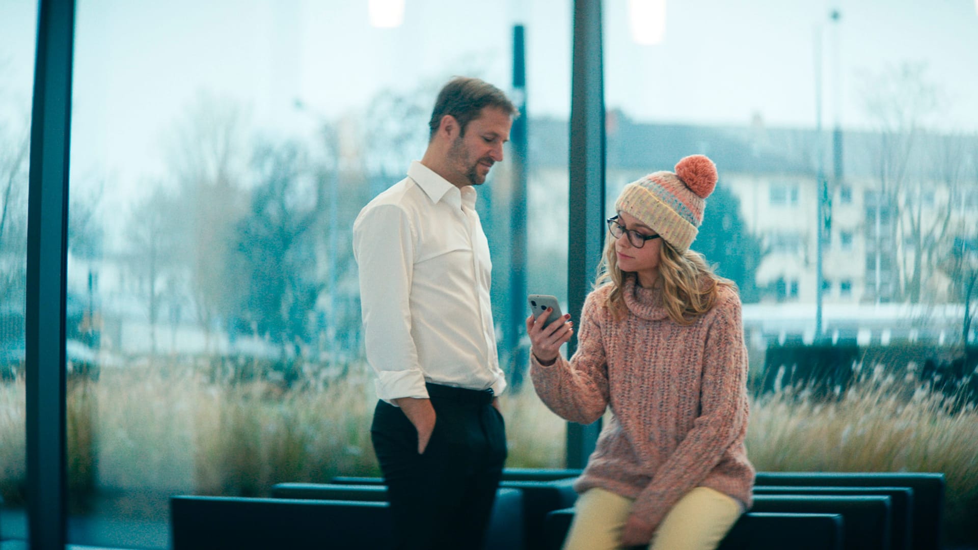 Schöller (Philipp Hochmair) und Eva (Anna Unterberger)