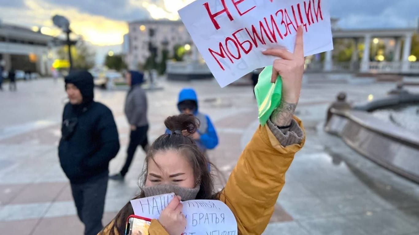 "Nein zur Mobilisierung" steht auf dem Protestplakat der Frau: Proteste gegen die Rekrutierung von 300.000 Russen im Herbst 2022 wurden schnell im Keim erstickt.