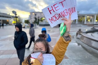 "Nein zur Mobilisierung" steht auf dem Protestplakat dieser Frau: In den östlichen Landesteilen Russlands gibt es bereits erste Proteste – und Festnahmen.