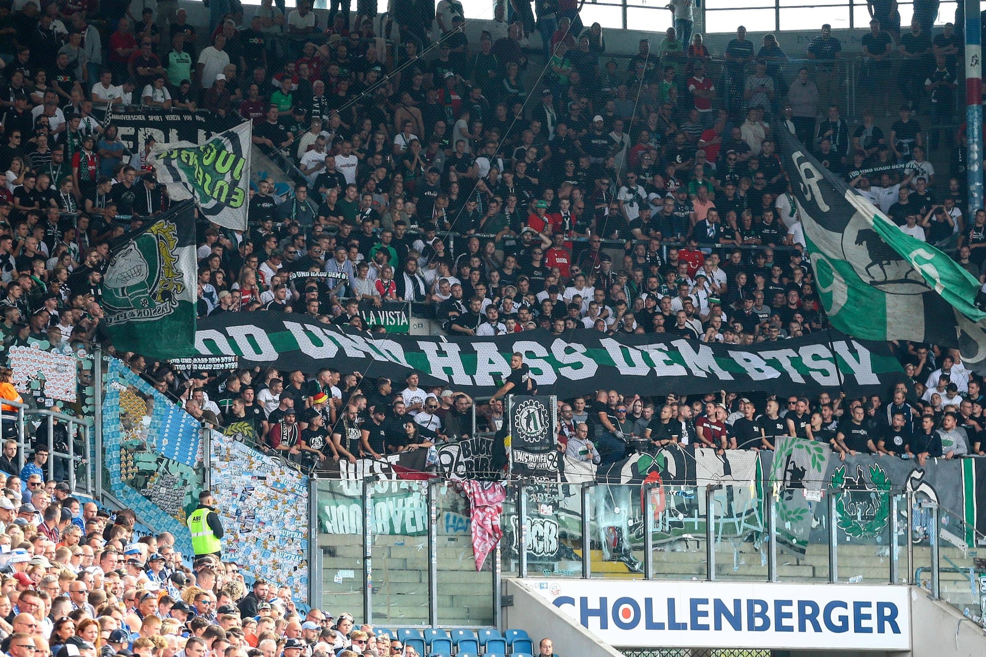 Fan-Banner "Tod und Hass dem BTSV" im Block der Hannover-Fans beim Auswärtsspiel in Rostock: Nun soll der DFB gegen die Fans ermitteln.