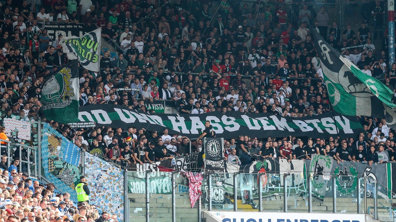 Fan-Banner "Tod und Hass dem BTSV" im Block der Hannover-Fans beim Auswärtsspiel in Rostock: Nun soll der DFB gegen die Fans ermitteln.