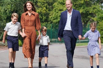 Die Familie Cambridge: Kate und William kommen mit ihren Kindern an der Lambrook School nahe Ascot an.
