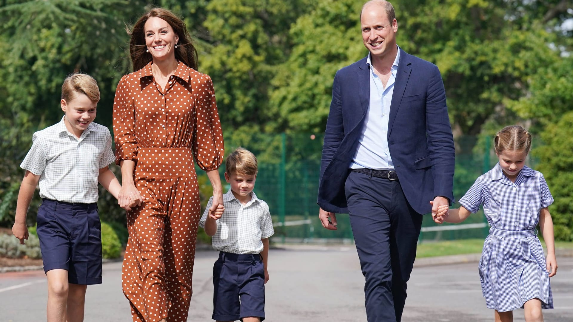 Die Familie Cambridge: Kate und William kommen mit ihren Kindern an der Lambrook School nahe Ascot an.