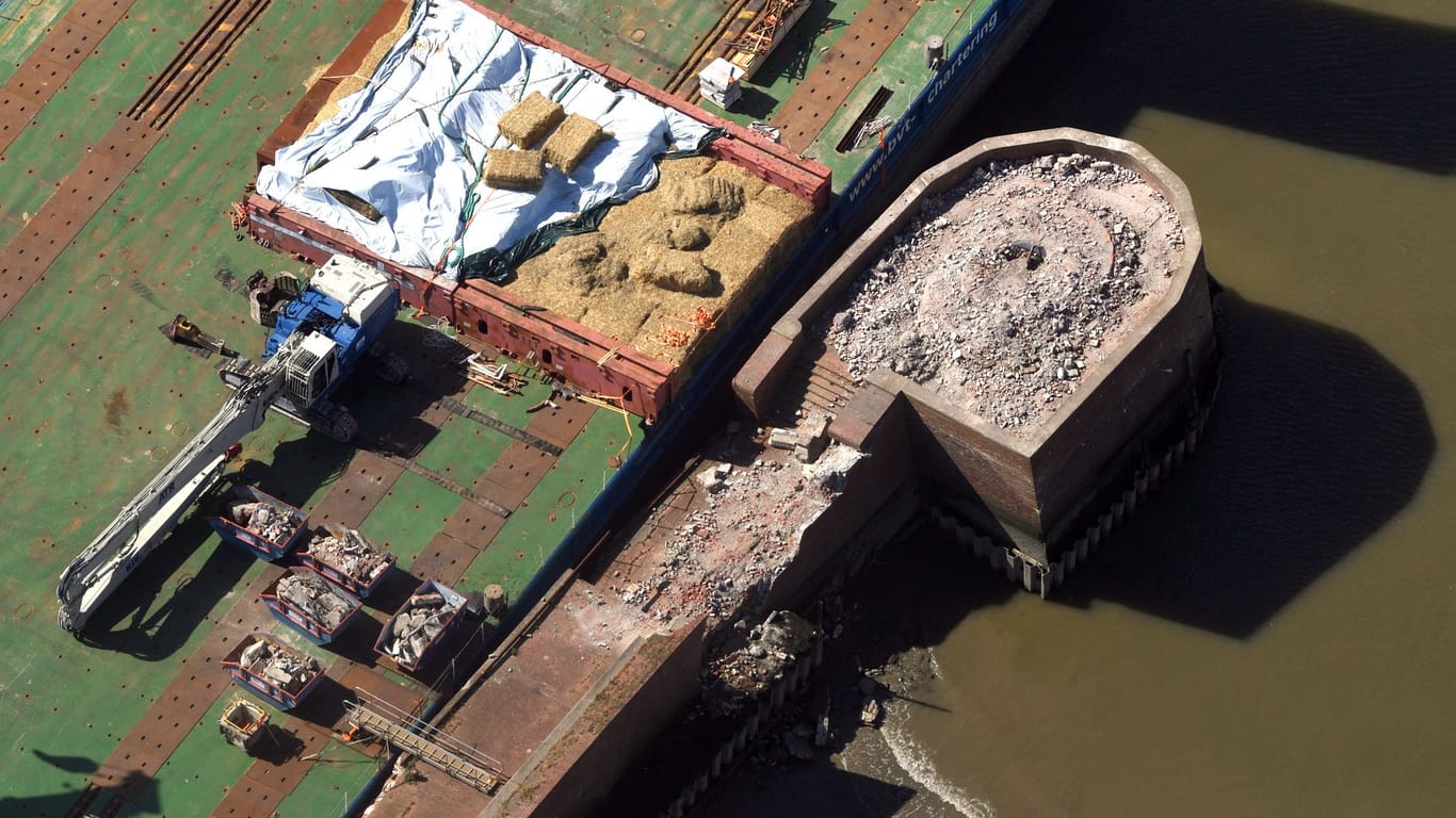 Blick aus der Luft auf die Nordmole in Bremerhaven (Archivfoto): Das Bauwerk soll in den kommenden zwei bis drei Wochen abgebaut werden.