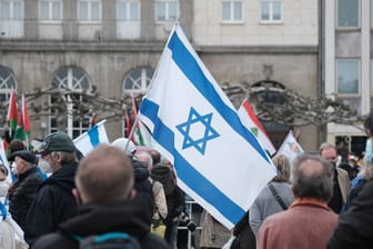 Bei einer Pro-Palästina-Demo wird eine Israelflagge hochgehalten (Symbolbild): Sie löste offenbar die Wut der Demonstrierenden aus.