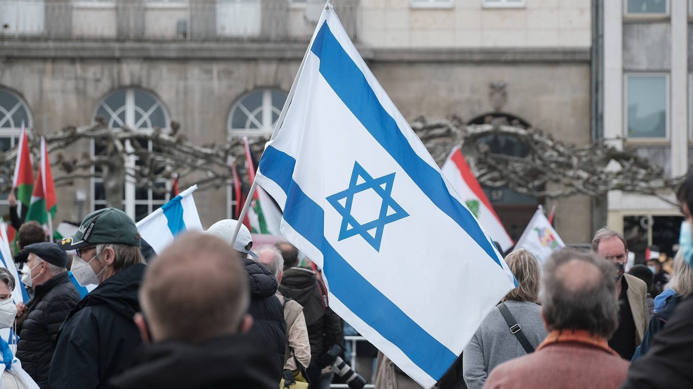 Bei einer Pro-Palästina-Demo wird eine Israelflagge hochgehalten (Symbolbild): Sie löste offenbar die Wut der Demonstrierenden aus.