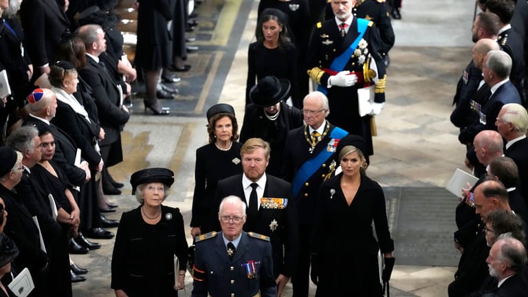 Europäische Adelsfestspiele: Die niederländische Königin Beatrix, König Willem-Alexander, Königin Maxima, Schwedens König Carl Gustaf XVI. and seine Frau Silvia und dahinter schließlich Felipe und Letizia.