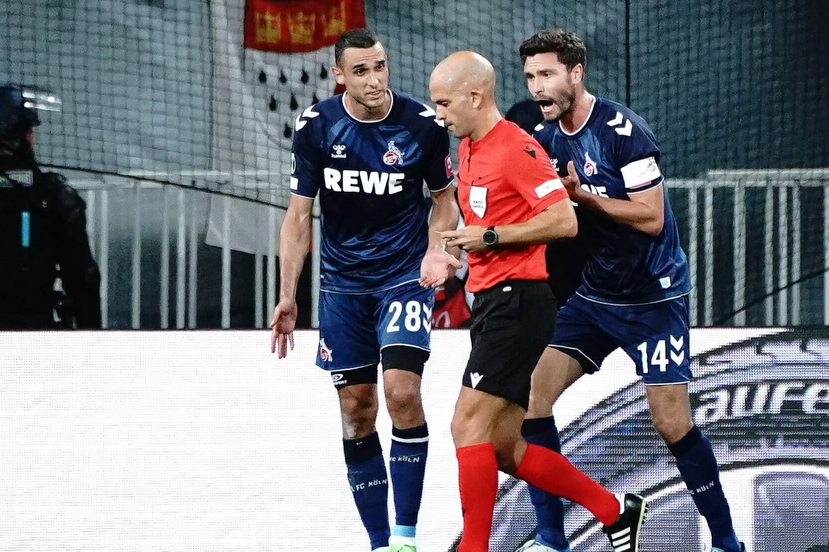 Ellyes Skhiri (l.) und Jonas Hector beim Schiedsrichter: Die Kölner Defensivmänner waren mit der Elfmeterentscheidung nicht zufrieden.