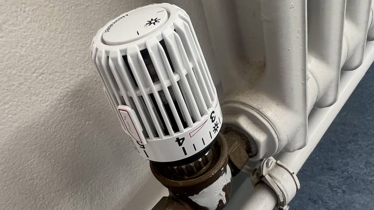 Thermostat an einem Heizkörper: Alle Hausbesitzerinnen und -besitzer müssen in den nächsten zwei Jahren ihre Heizungen durchchecken lassen.