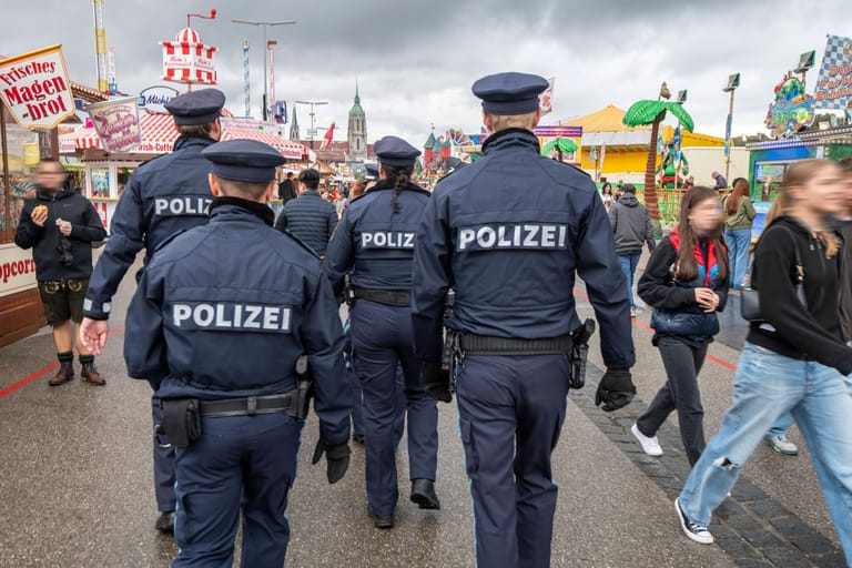 Polizeistreife auf dem Oktoberfest: Das Opfer war zuvor mit Freunden auf der Wiesn gewesen.