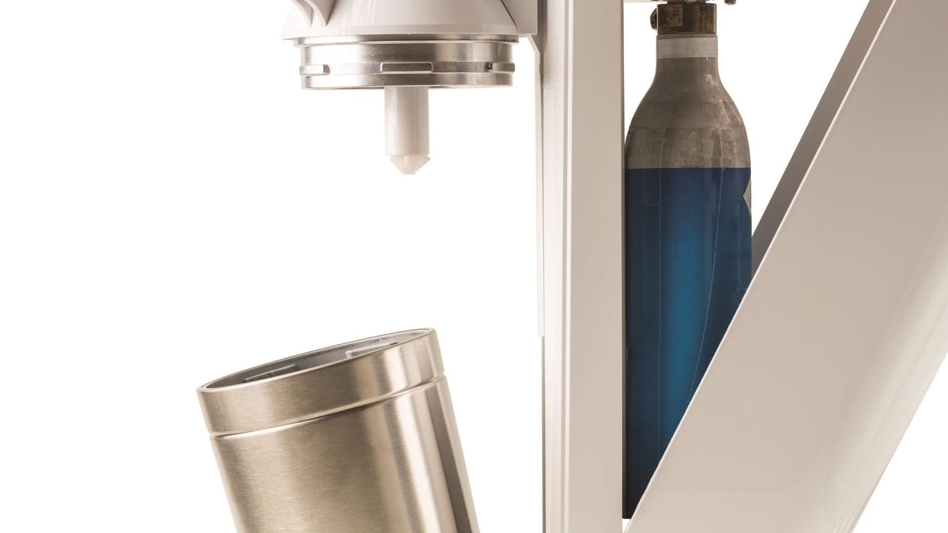 Wassersprudler: Die Gasflaschen sind sowohl mit einem Mindesthaltbarkeitsdatum als auch mit einem Prüftermin versehen.