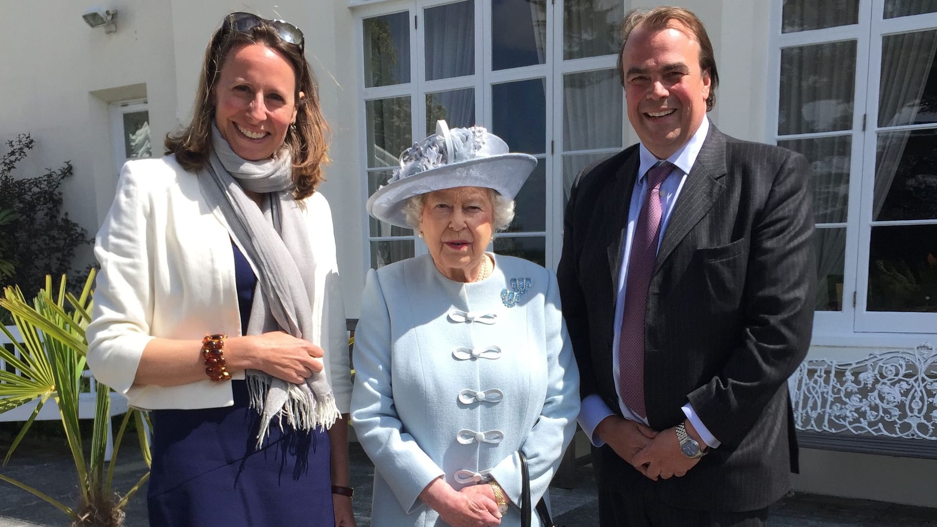 Fürstin Saskia zu Hohenlohe-Langenburg mit Ehemann Philipp bei einem Treffen mit Queen Elizabeth II.