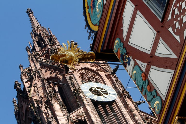 Der Kirchturm des Doms in Frankfurt am Main: Die Kirchen in Frankfurt und Offenbach bleiben über den Winter kalt.