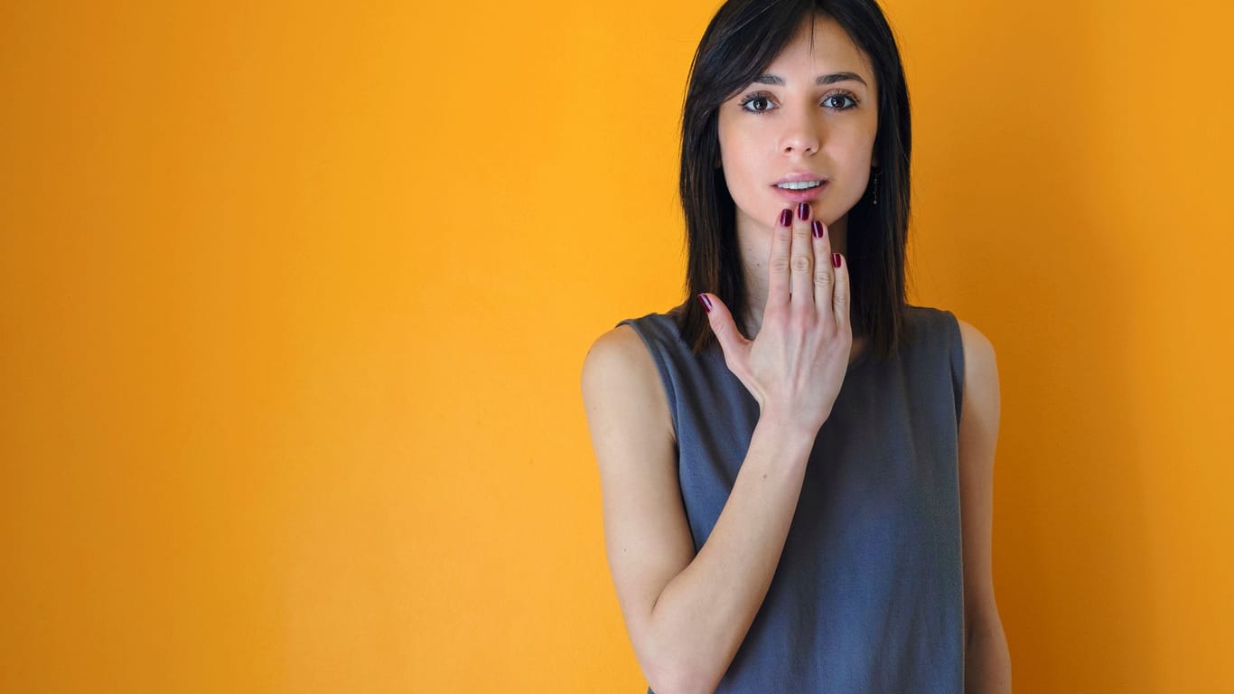 Frau mit Gebärdensprache "Vielen Dank": Auch beim Sex kommunizieren taube und stumme Menschen via Handzeichen.