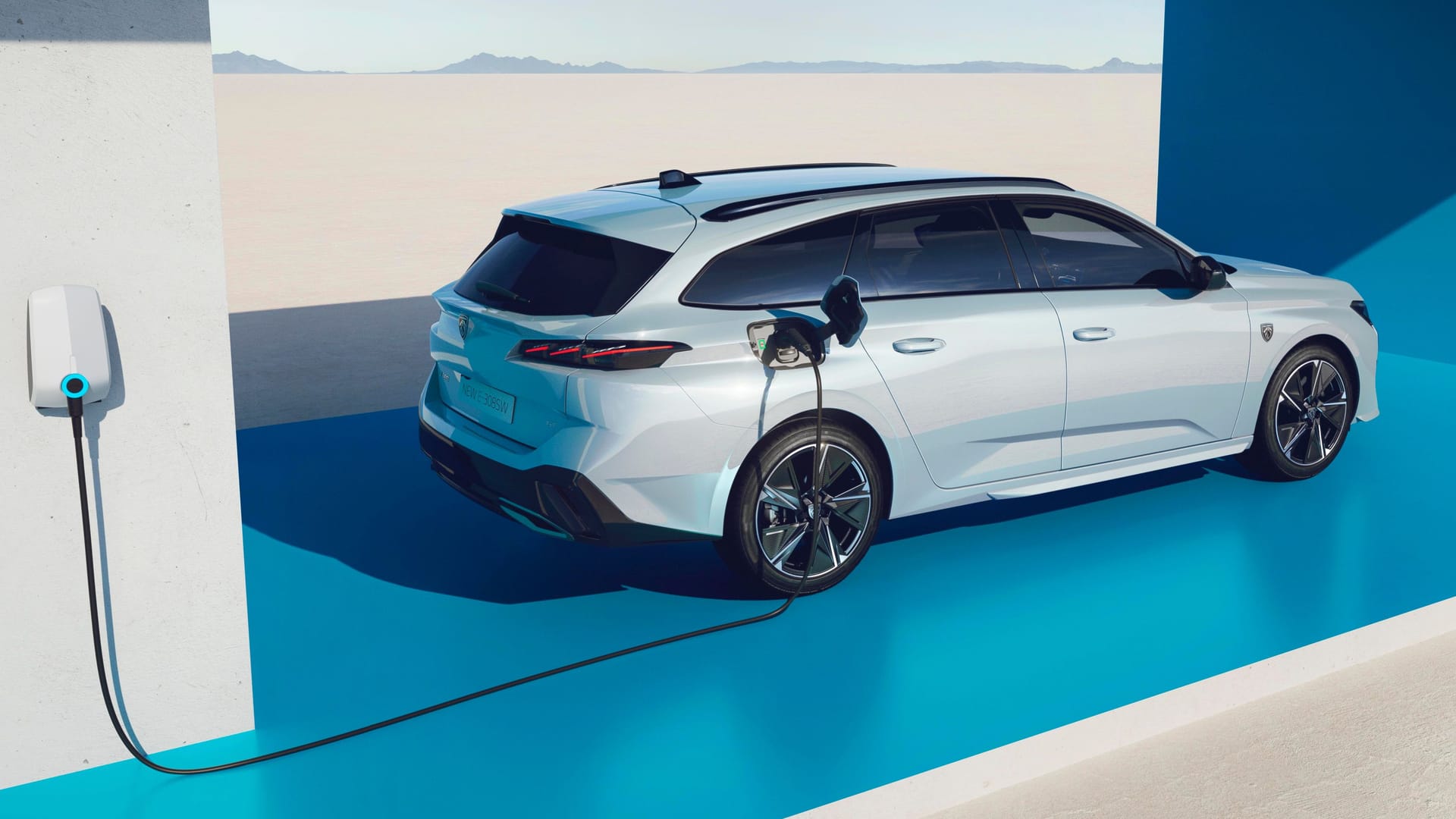 Dynamisches Kombiheck: Beim Plug-in-Hybrid passen 608 bis 1.634 Liter in den Kofferraum. Wie die Werte beim E-Modell aussehen, hat Peugeot noch nicht verraten.