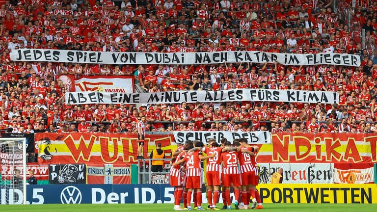 Die Fans von Union Berlin zeigen dem Klimaaktionstag des DFB die rote Karte beim Auftaktspiel der neuen DFB-Pokalrunde gegen den Chemnitzer FC im August.