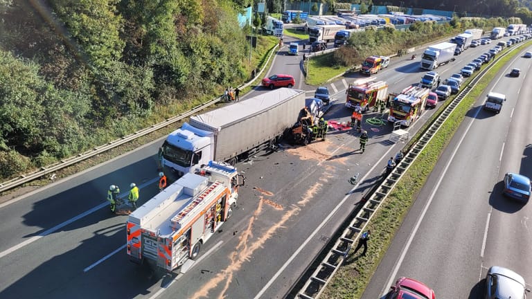 Unfall auf der A1 bei Gevelsberg: Ein Kleintransporter prallte gegen einen Lkw.