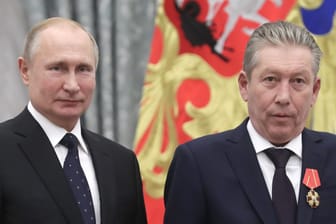 Ravil Maganow: Hier erhält der gestorbene Ölmanager 2019 einen Orden von Präsident Wladimir Putin.