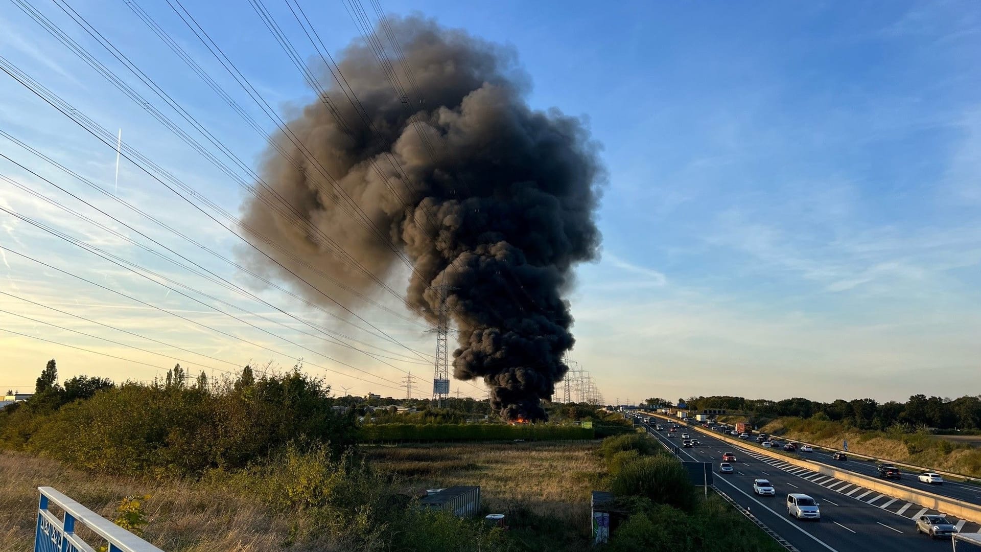 Rauchsäule in NRW: Ein Großaufgebot der Feuerwehr ist im Einsatz.