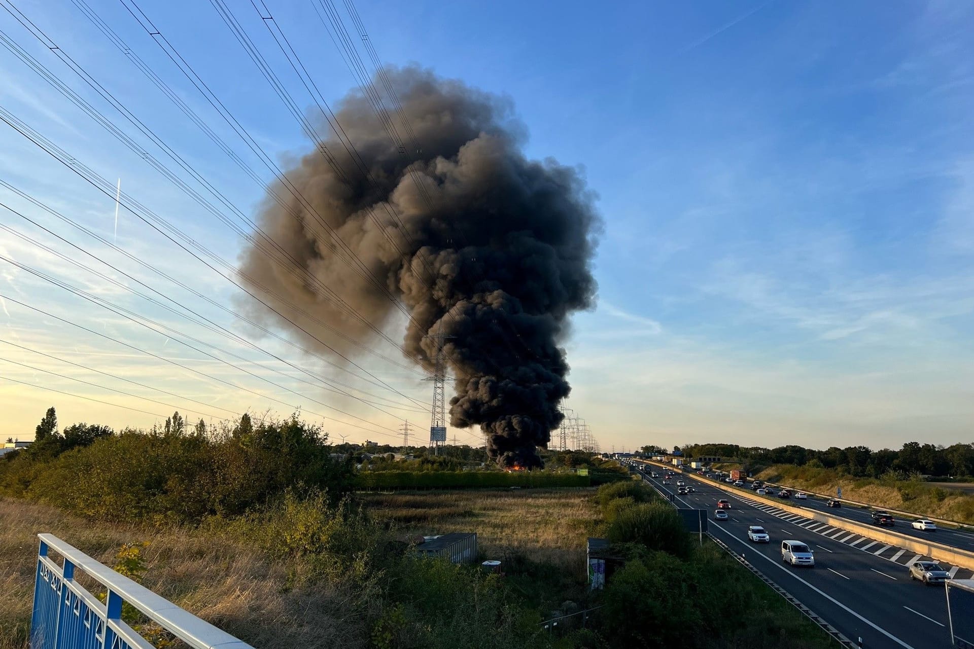 Rauchsäule in NRW: Ein Großaufgebot der Feuerwehr ist im Einsatz.