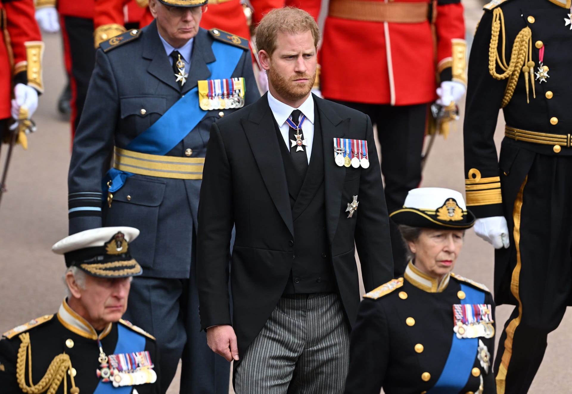 Prinz Harry: Anders als sein Bruder William darf Harry seine Militäruniform nicht mehr bei offiziellen Anlässen der Königsfamilie tragen. Er kam zur Beerdigung seiner Großmutter im Cutaway.