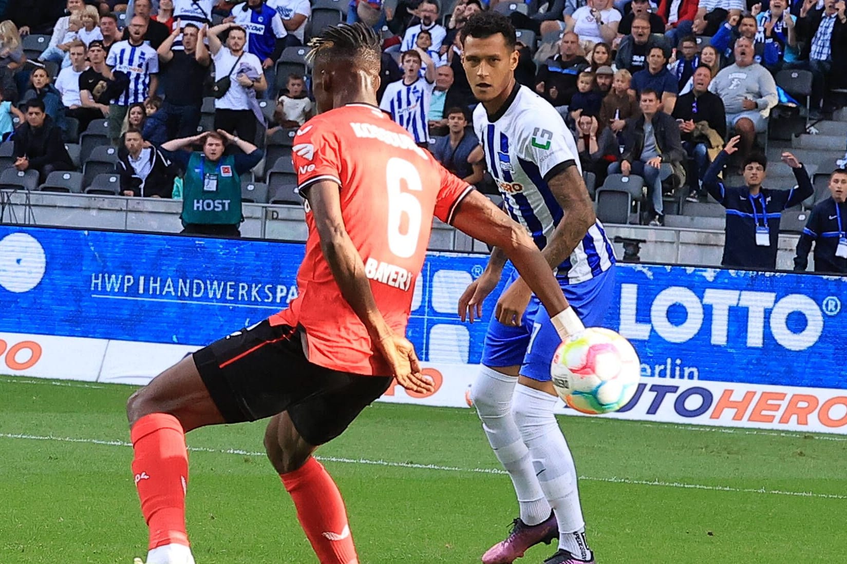 Odilon Kossounou: Der Verteidiger bekam den Ball an die Hand, eine umstrittene Szene.